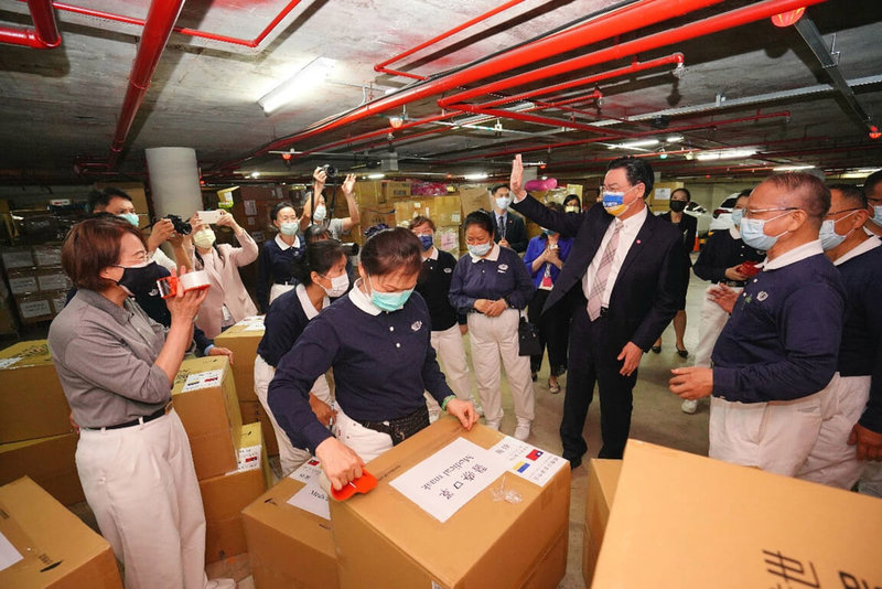 外交部發起「募集民間愛心物資援助烏克蘭難民」活動於18日截止,外交部長吳釗燮感謝前來協助整理的慈濟志工。(外交部提供)中央社記者游凱翔傳真 111年3月18日