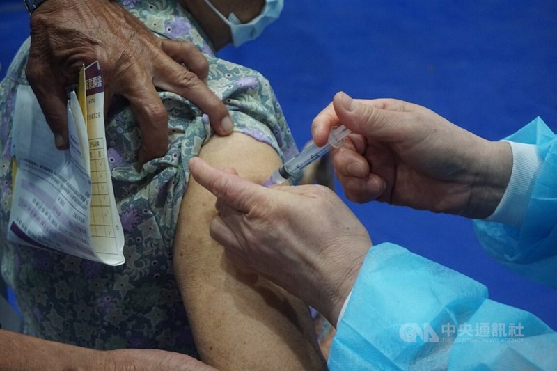 指揮中心呼籲,接種疫苗可有效預防長者染疫後重症、死亡風險,還沒打滿3劑疫苗的長者務必盡快接種。圖為金門民眾接種疫苗。(中央社檔案照片)