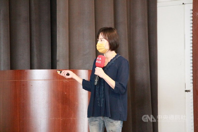 中央通訊社舉辦第5屆我是海外特派員培訓活動,18日在台中東海大學進行巡迴講座,邀請中央社新聞部政經新聞中心副主任記者黃雅詩分享在義大利的採訪經驗。中央社記者蘇木春攝 111年3月18日