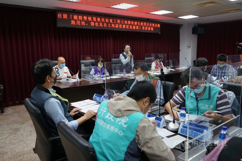 花東鐵路雙軌電氣化計畫預計今年底動工,花蓮縣議會18日召開花東地區雙軌拓寬土地徵收專案會議,由國民黨議員黃馨(站立者)主持。中央社記者張祈攝 111年3月18日