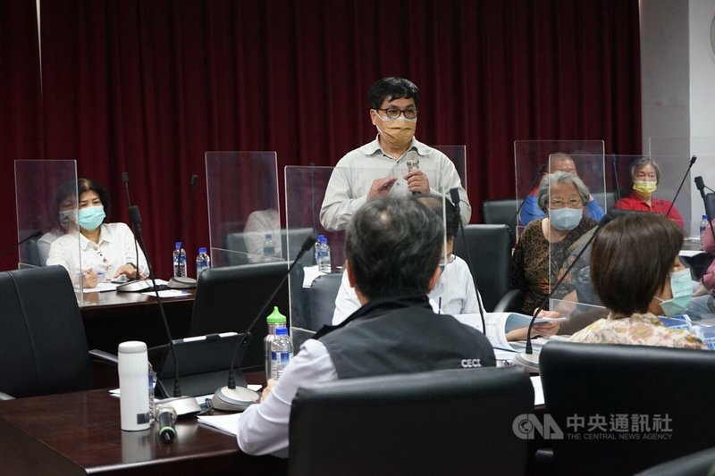 花蓮縣議會18日召開花東地區雙軌拓寬土地徵收專案會議,住在吉安鄉北昌建國路的居民陳志強(站立者)指出,交通部鐵道局東部工程處規劃路線捨棄既有的鐵路用地,改向住宅區徵收土地,連同他在內共15戶住家部分建物、聯外道路將拆除,呼籲應優先徵收公用地。中央社記者張祈攝 111年3月18日