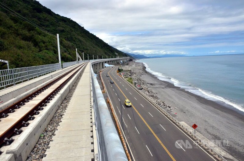 東海岸因海浪侵蝕,海岸線退縮威脅鐵公路安全,民進黨立委劉櫂豪要求行政院公共工程委員會未雨綢繆,提出相關因應對策。圖為南迴線多良海岸線。中央社記者盧太城台東攝 111年3月18日