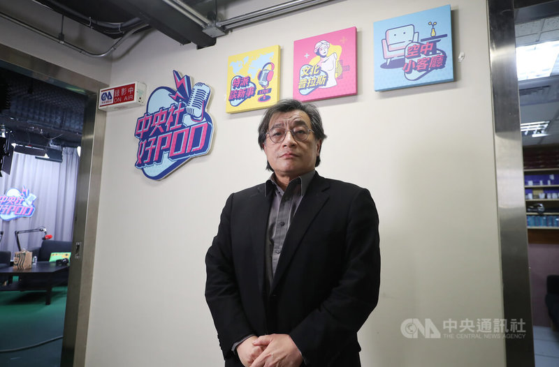 中研院副研究員吳叡人應邀錄製中央社Podcast節目「空中小客廳」，分享他對不同年代「香港人」的印象與轉變。中央社記者裴禛攝 111年3月18日