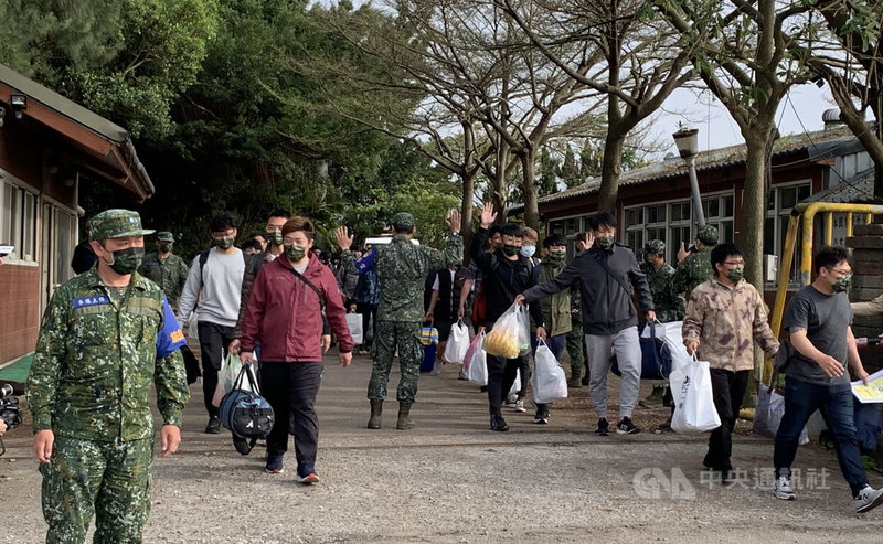 國防部14天新制教召上路，首梯召員18日解除召集離營，不少人步出營區時向國軍弟兄們揮手道別。中央社記者葉臻攝 111年3月18日