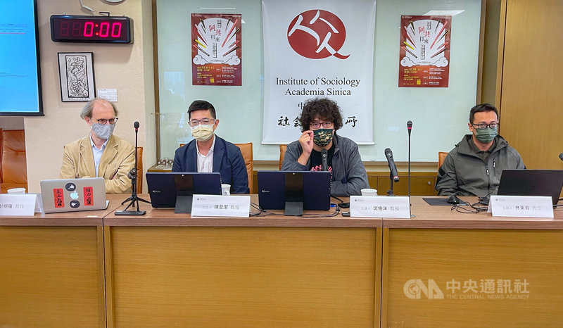 中研院社會所「比較亞洲社會轉型」主題研究小組18日上午舉辦「阿共打來怎麼辦?-台灣安全問題與軍民關係」講座,中研院社會所副研究員彭保羅(左起)、國立中山大學政治學研究所副教授陳至潔、國立台北大學犯罪學研究所助理教授沈伯洋等人出席。中央社記者王飛華攝 111年3月18日