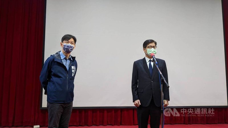 高雄市長陳其邁(右)18日針對食安工作表示,會以食品安全、照顧市民健康當作未來開放福島食品進口的最大考量,不論是追蹤溯源或是生產、市場管理,市府都會加強監督管理機制。中央社記者曾以寧攝 111年3月18日