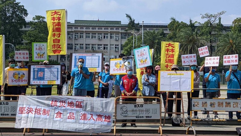 以徐尚賢為首的民間鬥士團體18日上午到高雄市議會前抗議抵制福島地區食品,並邀請議員在簽字板上簽名,表達反對福島食品進入高雄。中央社記者曾以寧攝 111年3月18日