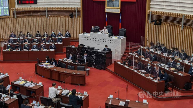 高雄市議會第3屆第7次定期大會18日開議,高雄市長陳其邁率市府人員早上到場開幕,下午將在議會進行「高雄市食品安全查驗」專案報告。中央社記者曾以寧攝 111年3月18日