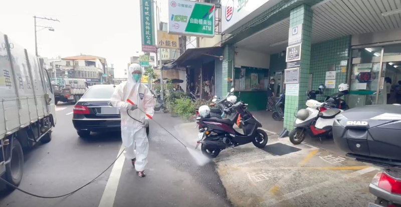 嘉義市維持零確診逾7個月後,18日新增一名COVID-19確診者,案號21792,市府下午公布其活動足跡,環保局人員也已針對各足跡周邊環境加強消毒。(嘉義市政府提供)中央社記者黃國芳傳真 111年3月18日