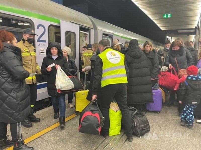 華沙中央車站月台,大量義工和消防隊員協助烏克蘭難民上下車。中央社記者陳韻聿華沙攝 111年3月19日