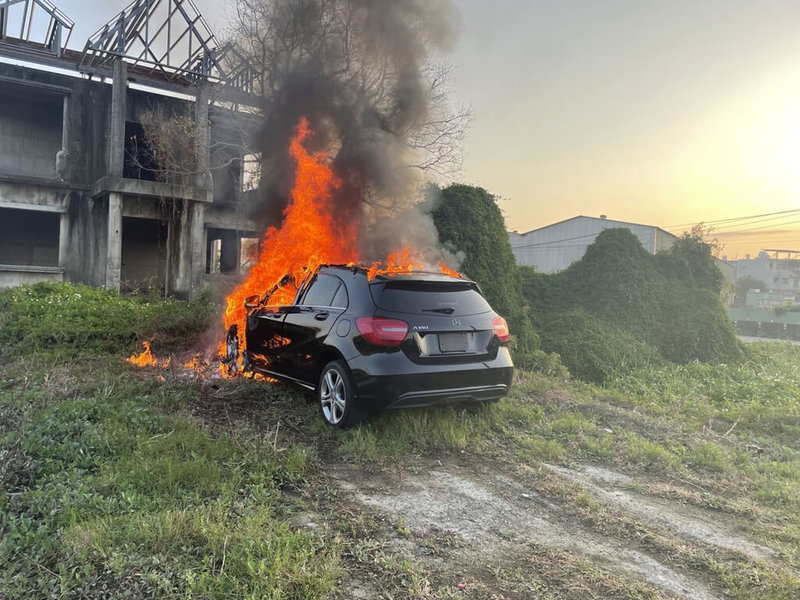 苗栗市袁姓男子19日酒駕撞死一名婦人後逃逸,並拆車牌、引火燒車企圖滅證,苗栗地檢署向法院聲請羈押。(民眾提供)中央社記者魯鋼駿傳真 111年3月19日