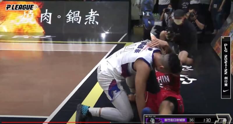 P. LEAGUE+福爾摩沙台新夢想家19日出戰新竹街口攻城獅,上半場結束前,夢想家洋將揚科維奇(前右)與攻城獅球星高國豪(前左)爆發肢體衝突。(圖取自P.LEAGUE YouTube網頁youtube.com)