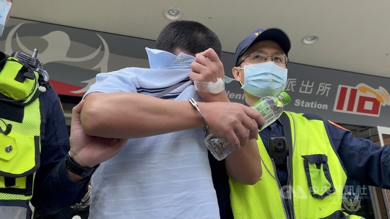台北市士東路附近18日發生一起嚴重車禍，簡姓男子開車疑未注意前方狀況，衝撞3名路人釀1死2傷，警詢後19日依過失致死罪嫌將簡男送辦。中央社記者蕭博文攝  111年3月19日