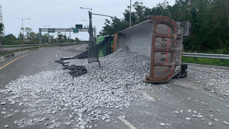 一輛砂石車19日下午行經台9線蘇花公路花蓮和平段,彎進145.5公里處北上車道時,不明原因突然失控翻覆,所載砂石散落路面,駕駛竟下車逃跑,所幸翻車時後方沒有車輛,未釀嚴重傷亡。(新城警分局提供)中央社記者張祈傳真 111年3月19日