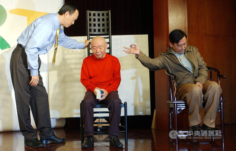 演員金士傑(左起)、顧寶明、李立群2003年共同演出果陀劇場推出的ART。(中央社檔案照片)