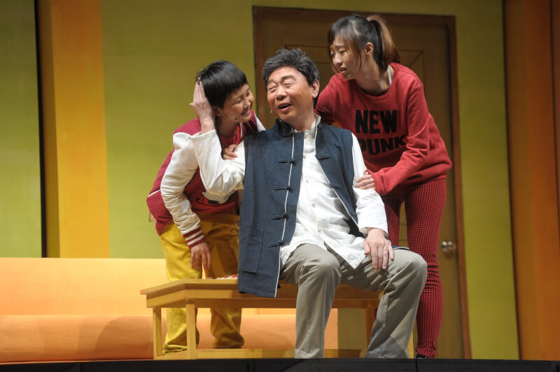 演員顧寶明(中)2013年彩排果陀劇場的「超級奶爸」。(中央社檔案照片)