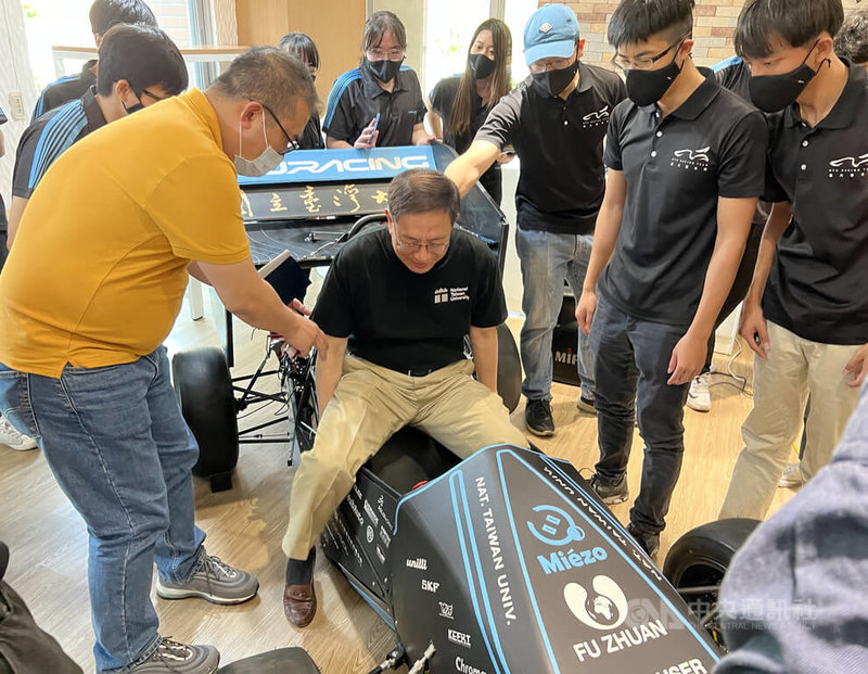 台大賽車隊19日下午在校內舉辦Epsilon 3新車發表會，校長管中閔（中）出席為新款賽車揭幕，隨後並進入駕駛艙體驗。中央社記者陳至中攝  111年3月19日
