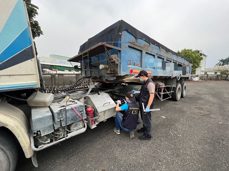 李姓女老師日前行經台88屏東萬丹路段,遭到鐵片砸中頭部當場死亡,屏東警方積極偵辦,經過濾2000部車輛,確認鐵片來源車輛,將肇事的侯姓大貨車司機依過失致死送辦。(屏東分局提供)中央社記者李卉婷傳真 111年3月20日