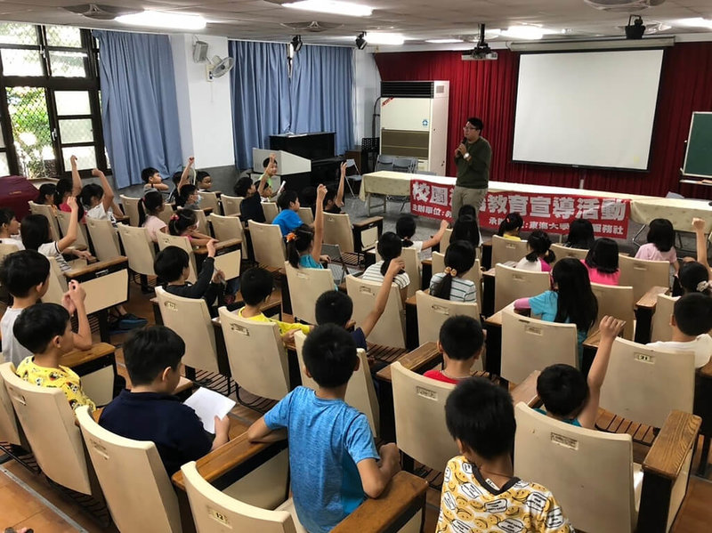 教育部鼓勵各大專校院法律系所的師生發揮專業所長與服務熱忱,深耕中小學及社區法治教育服務;東海大學法律系透過短劇宣導法治教育,並規劃校園霸凌、反詐騙等生活議題,教導學童自我保護與防範。(教育部提供)中央社記者許秩維傳真 111年3月20日
