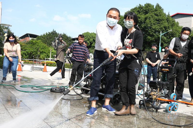 新北市政府青年局20日在板橋435藝文特區舉辦公益清潔活動,市長侯友宜(前左)攜與NGO青年攜手清洗廣場公共空間,為社會盡一份心力。中央社記者王騰毅攝 111年3月20日