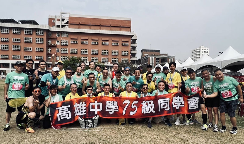 雄中百年校慶公益路跑 逾2000人清晨開跑 | 運動 | 中央社 CNA
