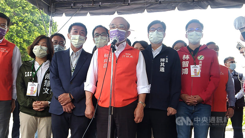 303大停電後，外傳行政院公共工程委員會將改制為國土安全組織，行政院長蘇貞昌（前中）20日視察高雄捷運黃線規劃，會前接受媒體聯訪時表示，國家重要基礎設施、民生重要設施確實有加強必要，「至於所謂的什麼改造，並沒有這事」。中央社記者蔡孟妤攝  111年3月20日