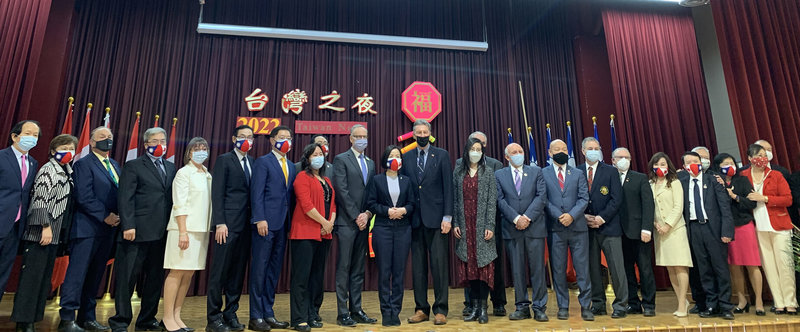 「台灣之夜」新春活動18日舉行,駐多倫多辦事處長陳錦玲與大多倫地區僑界及加國各界出席貴賓合影。(駐多倫多辦事處提供)中央社記者胡玉立多倫多傳真 111年3月20日