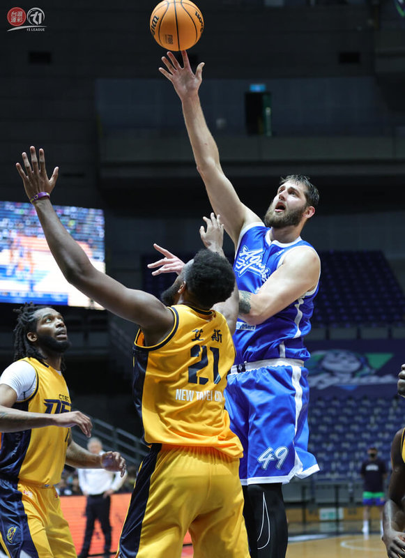 台灣職籃T1聯盟高雄全家海神20日從領先到落後,決勝節與新北中信特攻鏖戰至最後一刻,靠著洋將庫薩斯(右)補籃絕殺,最終海神以100比98險勝。(T1聯盟提供)中央社記者黃巧雯傳真 111年3月20日
