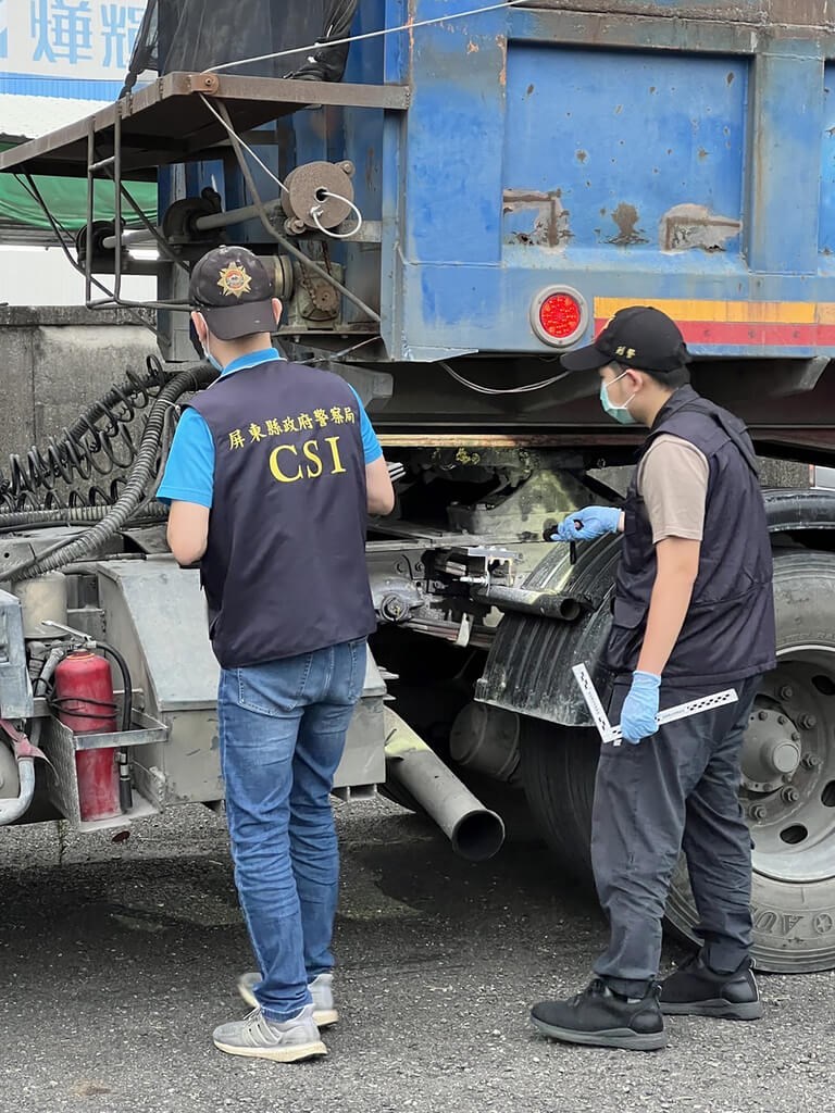 李姓女老師日前行經台88屏東萬丹路段,遭到鐵片砸中頭部當場死亡;屏東警方經調閱監視器、清查鐵片來源、過濾2000輛車,終於在19日凌晨解析出車牌號碼,立即帶回涉案駕駛與車輛偵辦。(屏東分局提供)中央社記者李卉婷傳真 111年3月20日