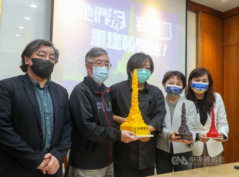 香港大學拆除校園內六四紀念雕塑國殤之柱(Pillar of Shame,恥辱柱),華人民主書院協會21日在立法院舉行記者會,理事長曾建元(中)、中研院台灣史研究所副研究員吳叡人(左1)、六四事件親歷者吳仁華(左2)、民進黨立委范雲(右2)、林宜瑾(右1)出席,將發起群眾募資,以3D列印技術重建恥辱柱。中央社記者裴禛攝 111年3月21日