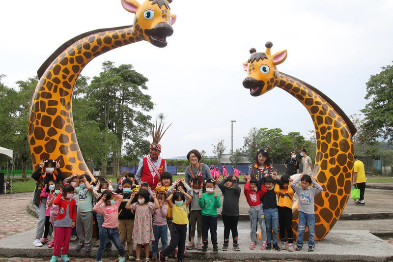 台東縣政府在鹿野鄉打造「梅花鹿公園」21日開幕,是以梅花鹿為主軸的自然生態教育場地與親子遊憩空間,期盼成為「台灣的奈良」。(台東縣政府提供)中央社記者李先鳳傳真 111年3月21日
