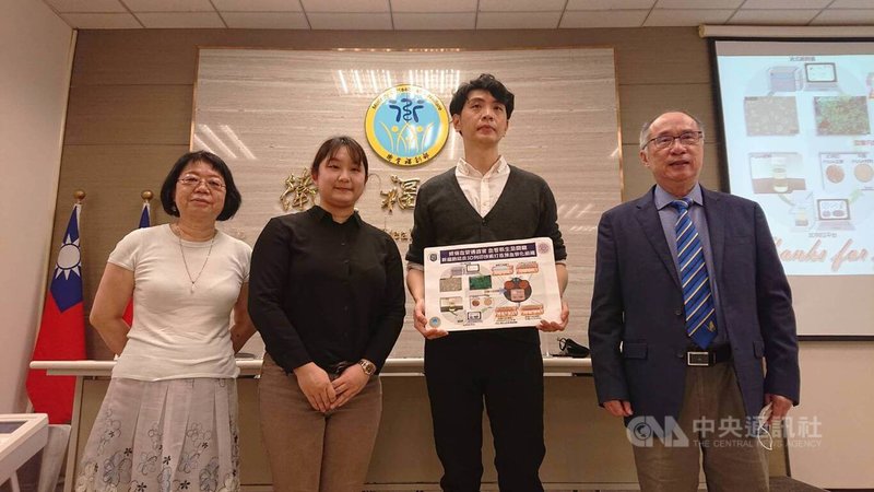 國衛院攜手清華大學研發「預血管化組織構建體」,如在體內放入造血管毛胚屋,加速血管新生,可望降低糖尿病足等慢性缺血性疾病截肢風險。圖為國衛院細胞及系統醫學研究所所長林秀芳(左起)、清華大學化學工程學系副教授王潔、國衛院細胞及系統醫學研究所博士後研究員蔣偉程與國衛院院長梁賡義合影。中央社記者陳婕翎攝 111年3月21日