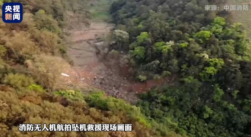 中國東方航空波音737-800型客機21日下午在廣西墜毀。圖為救援現場空拍畫面。（圖取自央視新聞微博weibo.com）