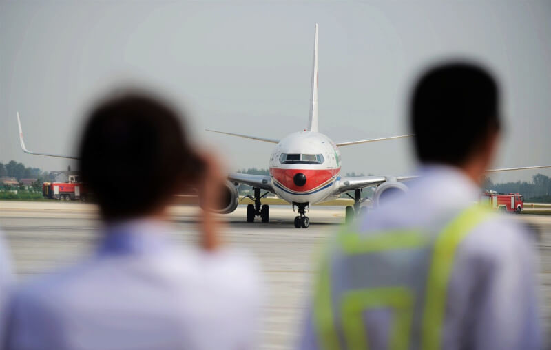 圖為東方航空波音737同型機。（中新社）