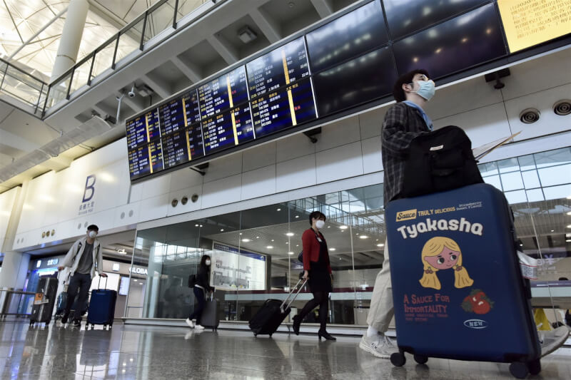香港大幅鬆綁經機場入境檢疫，26日起實施從海外及台灣經機場入境檢疫「0+3」措施。圖為旅客入境香港國際機場。（中新社）