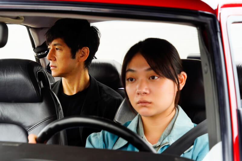 電影「在車上」藉由劇作家家福悠介（後）與司機渡利美沙紀（前）兩人在車上的對話，揭開兩人過去的遺憾與心結。（圖取自twitter.com/drivemycar_mv）