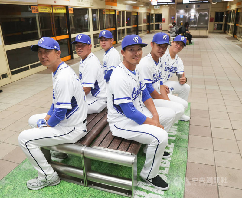 中職富邦悍將隊20歲投手曾峻岳(左3)去年好表現、拿下年度新人王大獎,獲得提前換約、身價翻倍,今年教練團設定開季就扛終結者重責,曾峻岳不畏懼,目標拚救援王。中央社記者張新偉攝 111年3月21日