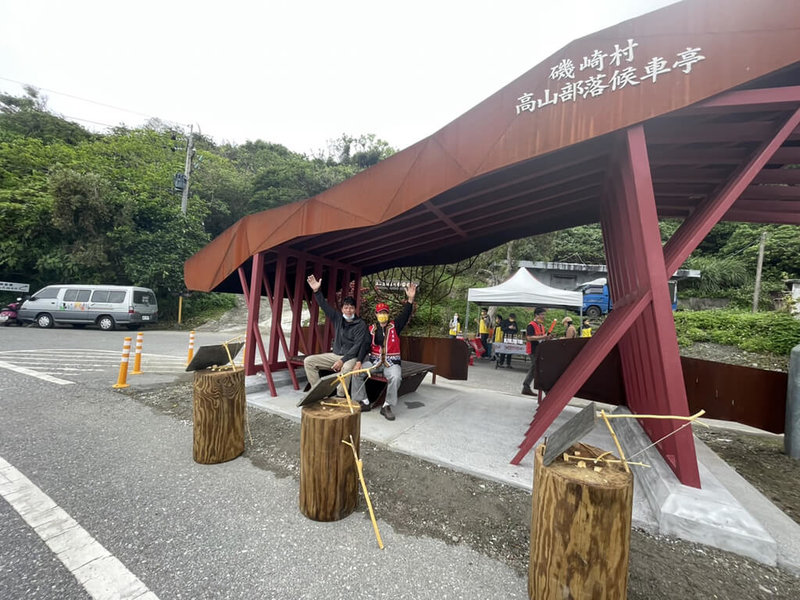 花蓮豐濱鄉公所在高山部落入口處新設置一座候車亭,整體設計概念是以布農族傳統捕獵陷阱為意象,將當地具有特色的傳統文化智慧融入設計中,22日啟用。(豐濱鄉公所提供)中央社記者李先鳳傳真 111年3月22日