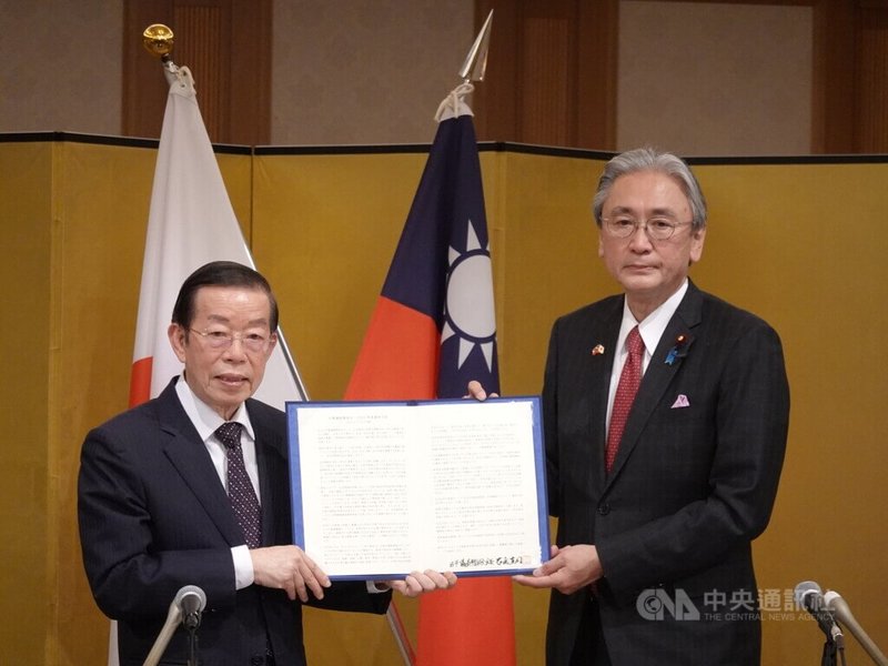 日本國會最大團體日華議員懇談會總會22日在東京舉辦年度大會，通過挺台灣加入CPTPP等內容的決議文。會長古屋圭司（右）將決議文遞交給駐日代表謝長廷。中央社記者楊明珠東京攝 111年3月22日