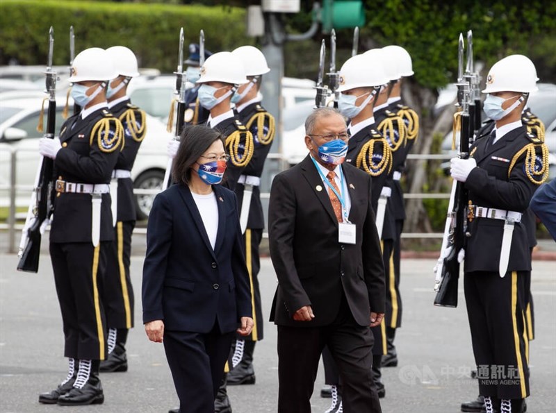 總統蔡英文(前左)22日上午在總統府前廣場以隆重軍禮歡迎馬紹爾群島共和國總統柯布亞(David Kabua)(前右),歡迎柯布亞伉儷率領訪問團一行來台進行國是訪問。中央社記者謝佳璋攝 111年3月22日