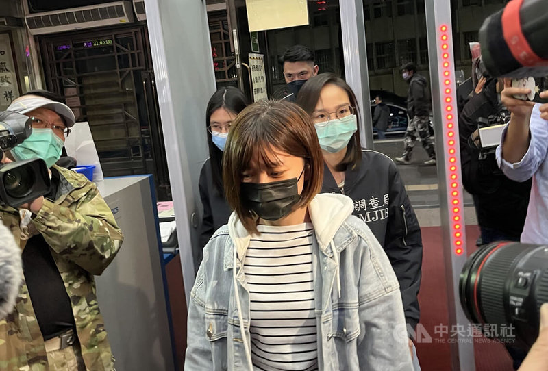 無黨籍台北市議員林穎孟(中)被控詐領助理費,台北地檢署22日指揮調查局兵分6路搜索,並約談林穎孟等3人,晚間被移送北檢複訊。中央社記者林長順攝 110年3月22日
