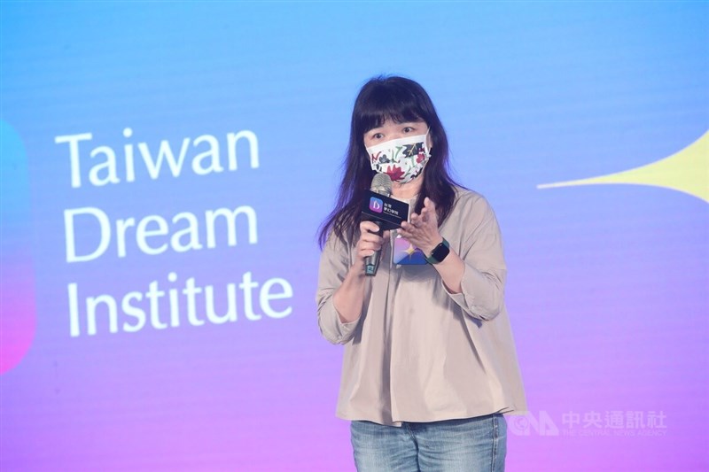 娛樂經紀公司凱渥集團攜手文策院成立「台灣夢幻學院」,致力打造娛樂明日之星,文化部次長李靜慧(圖)22日出席記者會,期盼提升時尚演藝人才競爭力。中央社記者吳家昇攝 111年3月22日