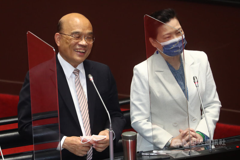 國民黨立委鄭正鈐22日在立法院會質詢,要求行政院長蘇貞昌(左)針對日前答詢不當言行道歉,對此蘇貞昌特別脫下口罩微笑表示善意。右為經濟部長王美花。中央社記者王騰毅攝 111年3月22日