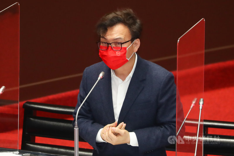 國民黨立委鄭正鈐(圖)22日在立法院會質詢,要求行政院長蘇貞昌針對日前答詢不當言行道歉。中央社記者王騰毅攝 111年3月22日
