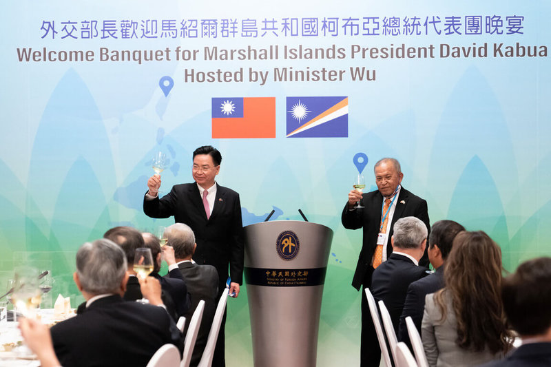 外交部長吳釗燮(左)22日晚宴款待馬紹爾總統柯布亞(David Kabua)(右),兩人向賓客敬酒。(外交部提供)中央社記者黃雅詩傳真 111年3月22日