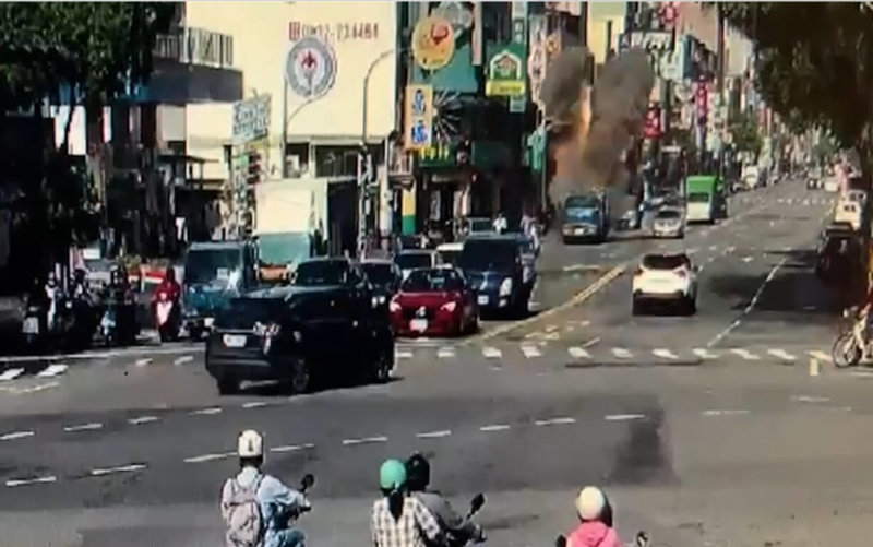一輛貨車21日行經高雄三民區時，車上高壓鋼瓶突然像火箭發射噴飛約4層樓高，幸好掉在同輛車上再落地，無人傷亡。（讀者提供）中央社記者洪學廣傳真 111年3月22日