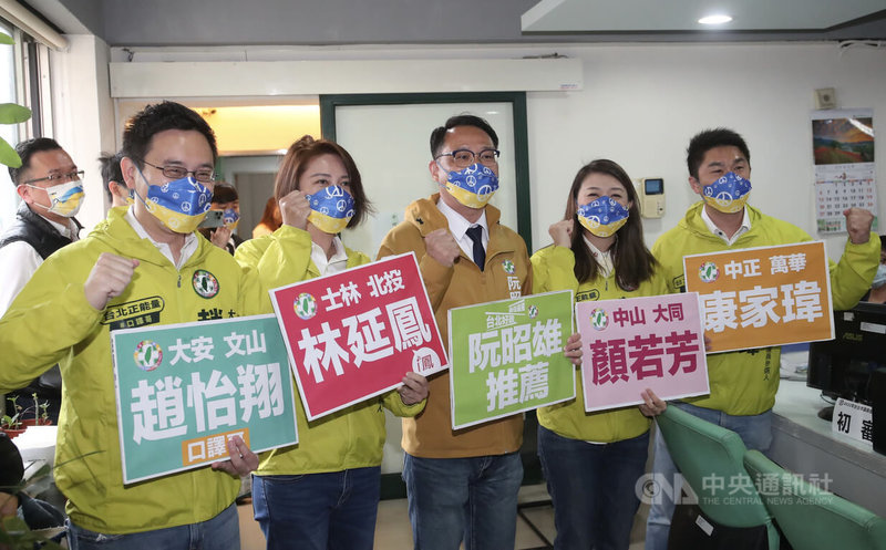 民進黨台北市議員阮昭雄（前中）22日率「台北好政連線」4名議員擬參選人趙怡翔（左起）、林延鳳、顏若芳、康家瑋等人，在民進黨台北市黨部領表登記參加初選。中央社記者吳家昇攝  111年3月22日