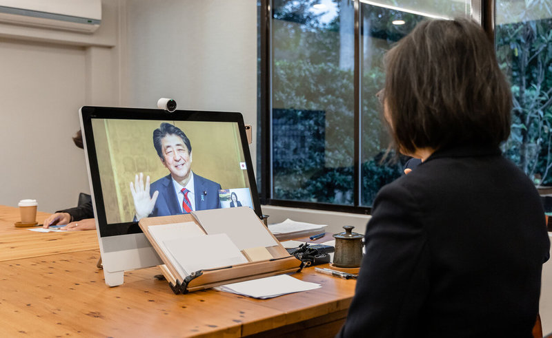 日華議員懇談會總會22日傍晚於東京舉辦年度大會，總統蔡英文（右）受邀與日本前首相安倍（螢幕）視訊對談，就台灣加入CPTPP、烏克蘭情勢與區域局勢等交換意見。（總統府提供）中央社記者謝佳珍傳真 111年3月22日