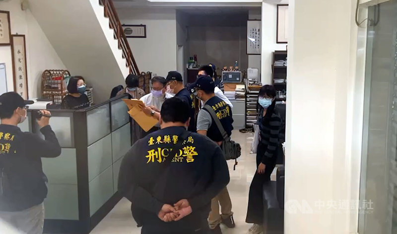 知名律師張靜(中,白襯衫者)因涉嫌妨害秘密和違反個資,22日凌晨遭台東地檢署向法院聲押。中央社記者盧太城台東攝 111年3月22日
