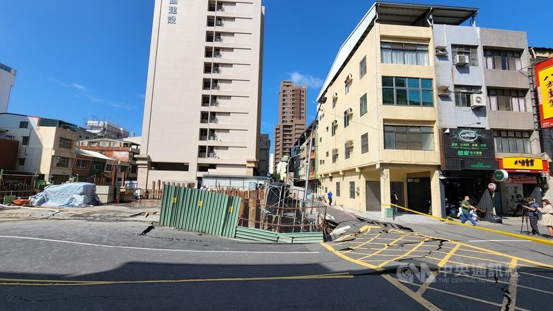 高雄市前金區自強一路一處建案工地22日清晨發生路面塌陷事故,現場拉起封鎖線。中央社記者董俊志攝 111年3月22日
